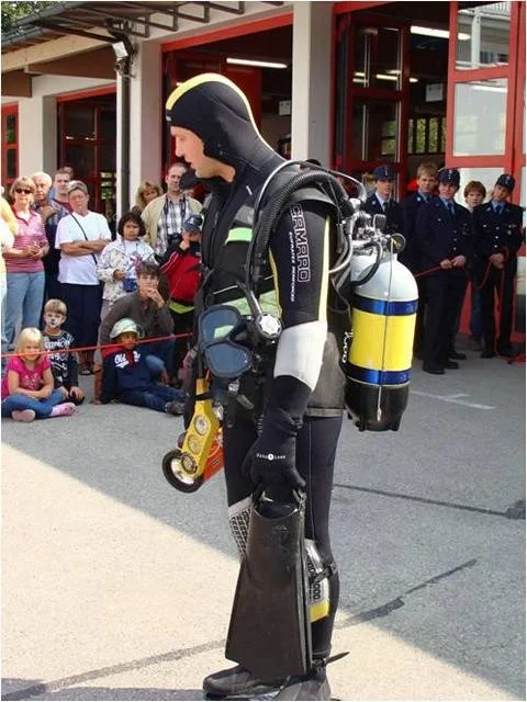 bekleidung_feuerwehrtaucher.jpg